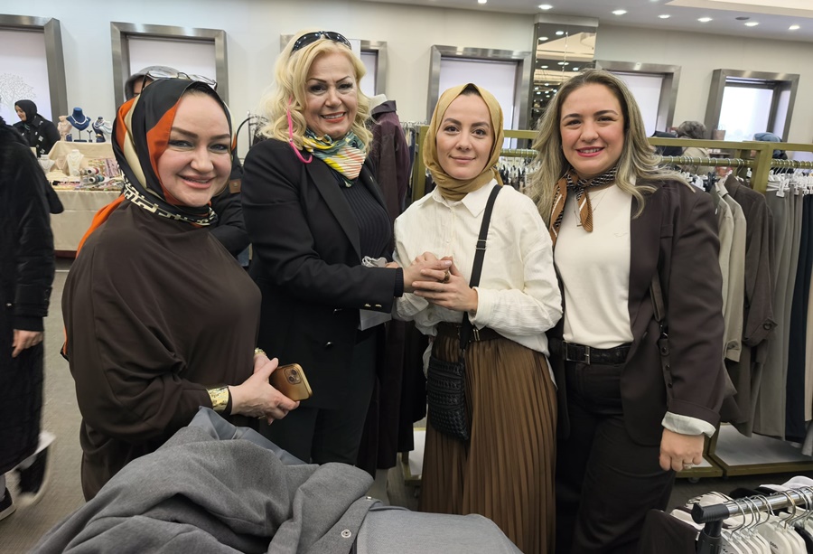 BAŞARILI ERKEĞİN ARKASINDAKİ KADIN