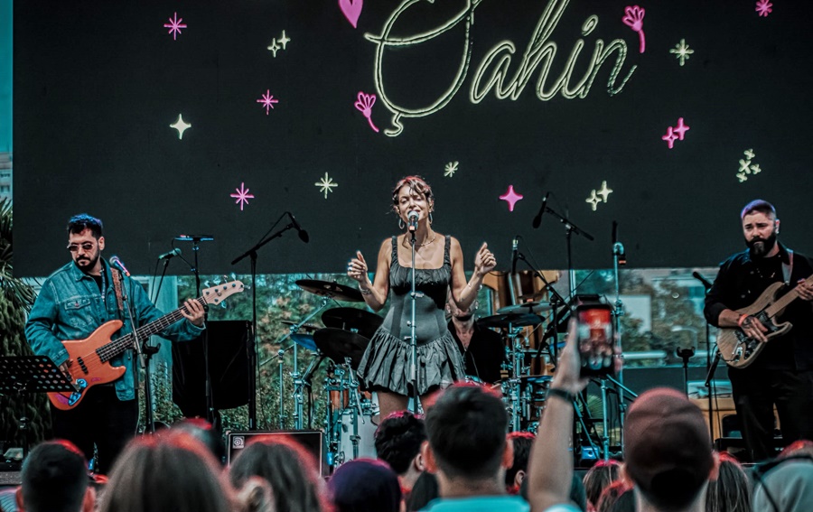 SENA ŞAHİN’DEN BÜYÜLEYİCİ PERFORMANS