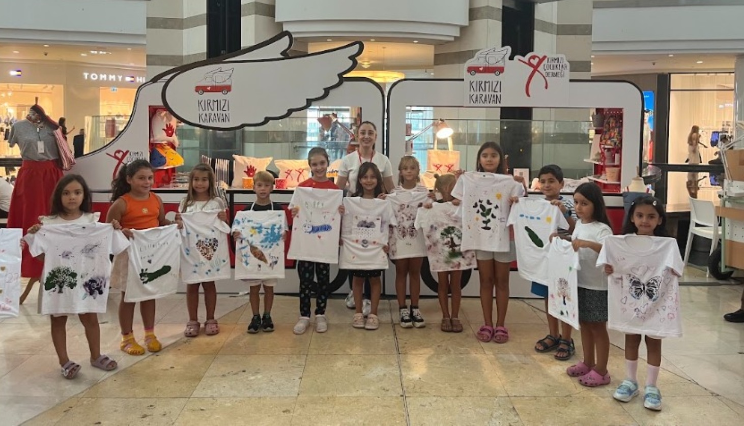 KIRMIZI KARAVAN, AKBATI’DA İYİLİK RÜZGARI ESTİRDİ