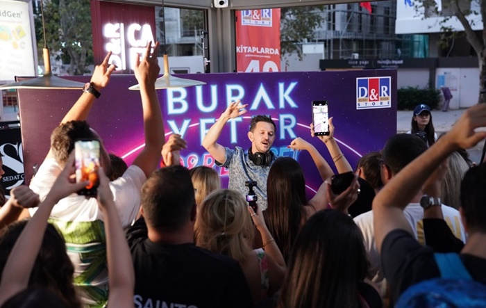 D&R SAHNESİNDE DÜNYA ÇAPINDA BİR İSİM: BURAK YETER
