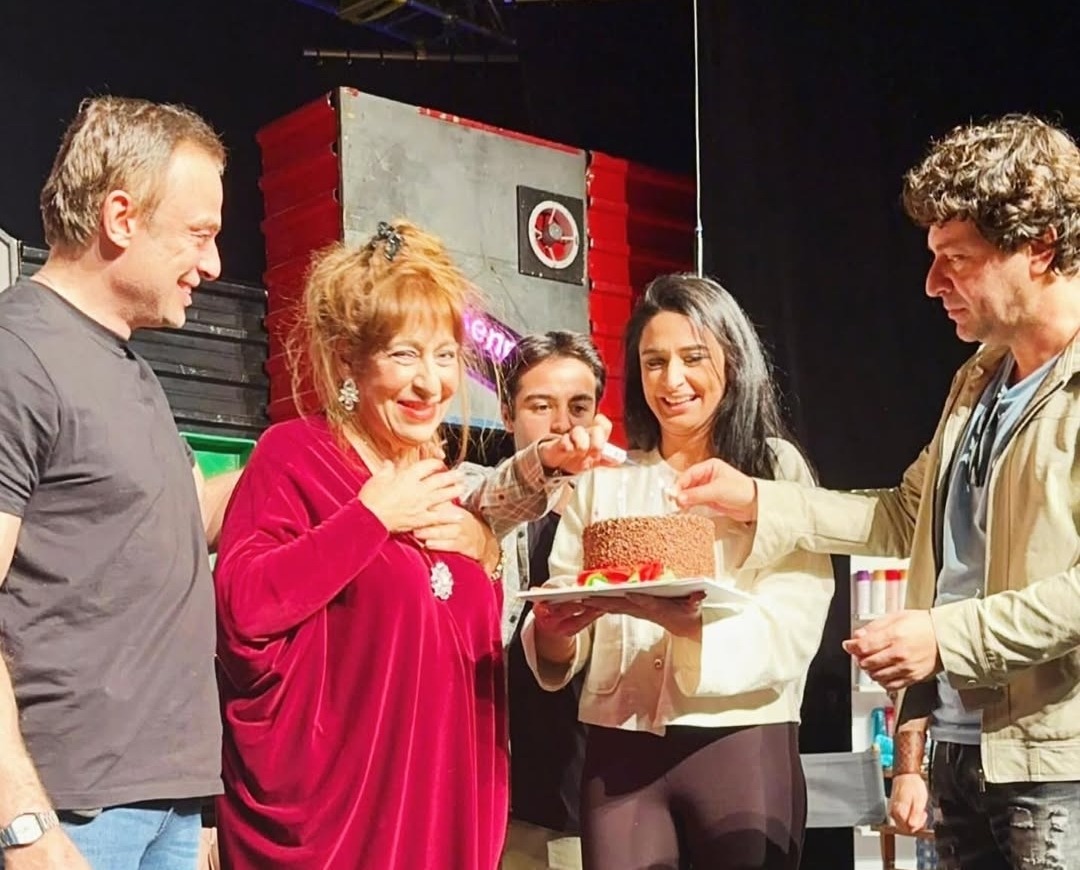 Usta oyuncu Melek Baykal’a sahnede 50. sanat yılı sürpriz kutlaması!