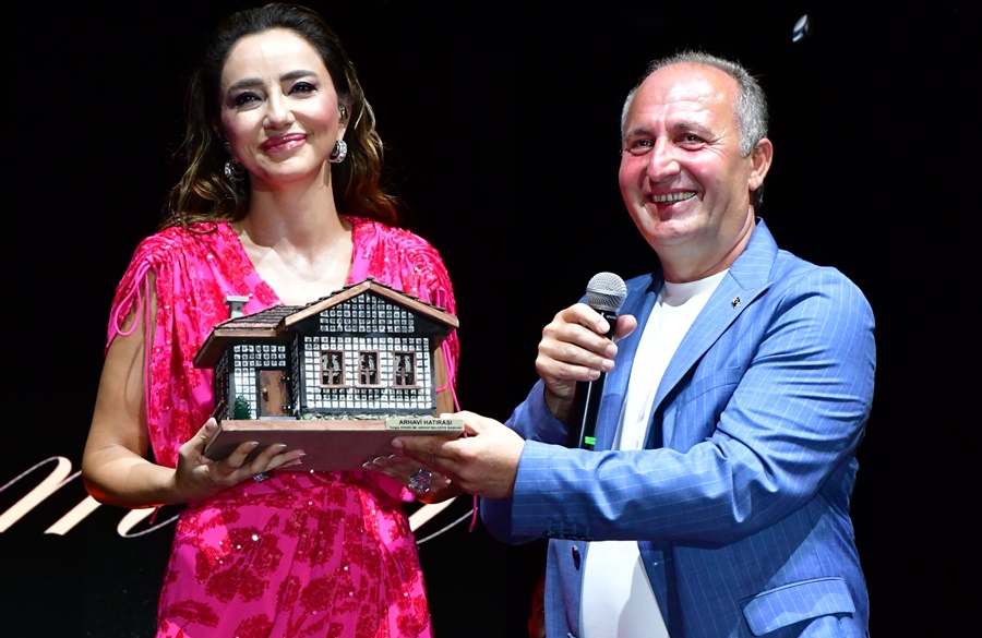 ÖYKÜ GÜRMAN’A LAZ BÖREĞİ, SEMİCENK’E ARHAVİ KESTANE BALI İKRAM EDİLDİ
