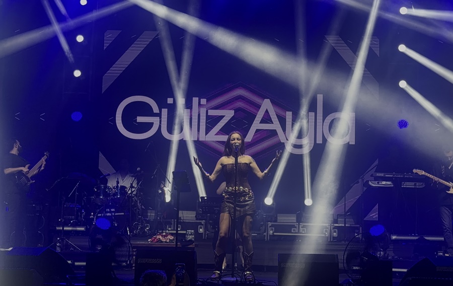 FESTİVALİN İLK GECESİNE GÜLİZ AYLA DAMGA VURDU