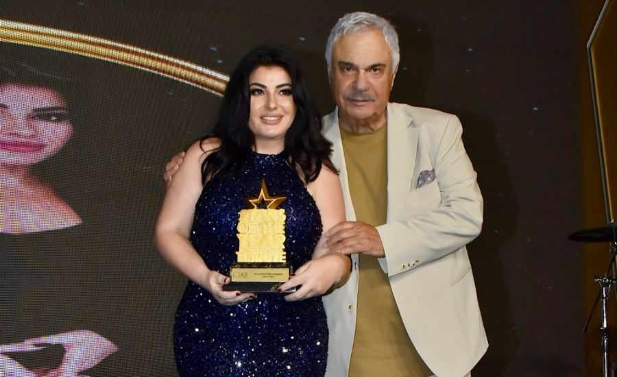 EBRU TORUN’A ÖDÜLÜNÜ HALİL ERGÜN VERDİ