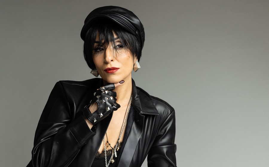 TÜLAY AÇIKGÖZ YENİ SİNGLE’I “YAKTIM GEMİLERİMİ”Yİ YAYINLADI