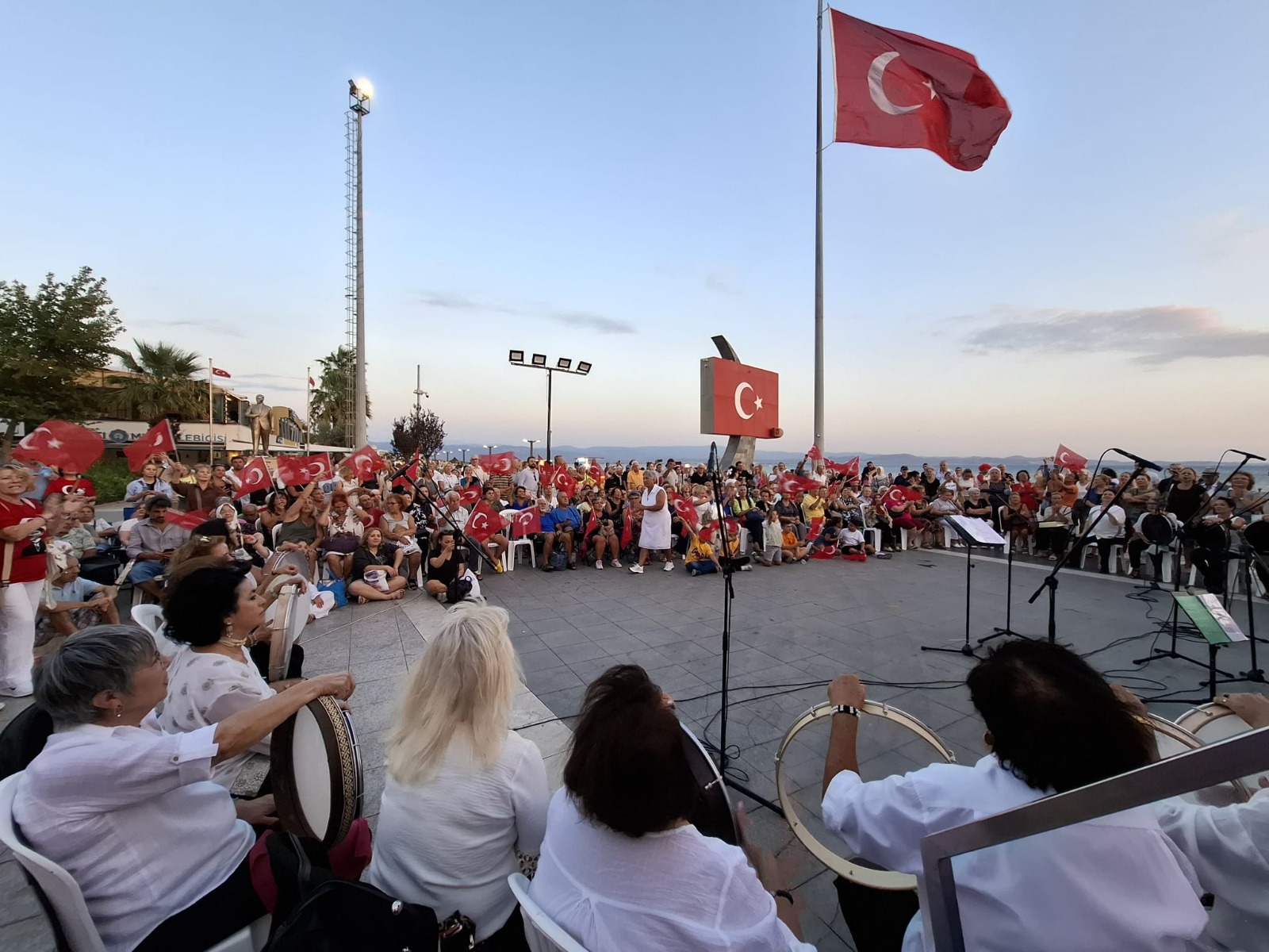 ANADOLU KADIN HAREKETİ DERNEĞİ 30 AĞUSTOS’U EDREMİT’TE KUTLADI: ‘ATATÜRK’Ü UNUTTURMAYACAĞIZ!’