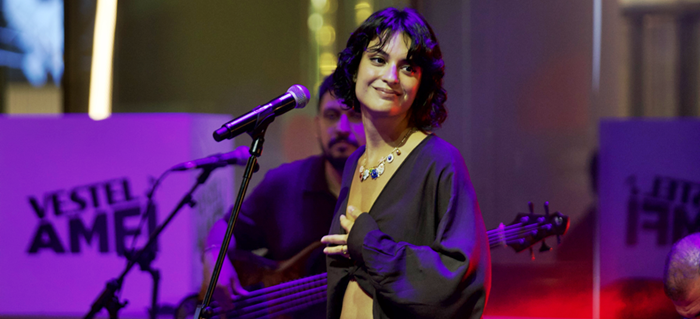 SENA ŞAHİN’DEN ZORLU VESTEL AMFİ’DE MÜZİKLE DOLU BİR GECE