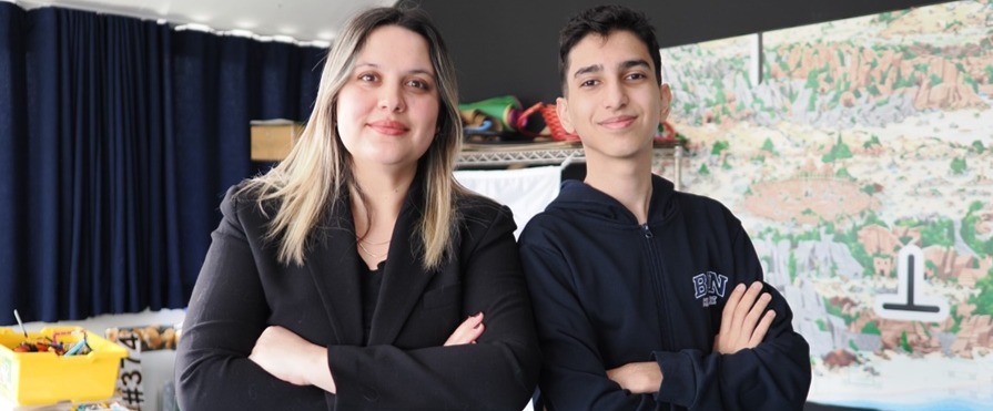 İKİ LİSE ÖĞRENCİSİ SIFIR BÜTÇEYLE ÇEKTİKLERİ KULAKLIK REKLAMIYLA DÜNYA ŞAMPİYONU OLDU